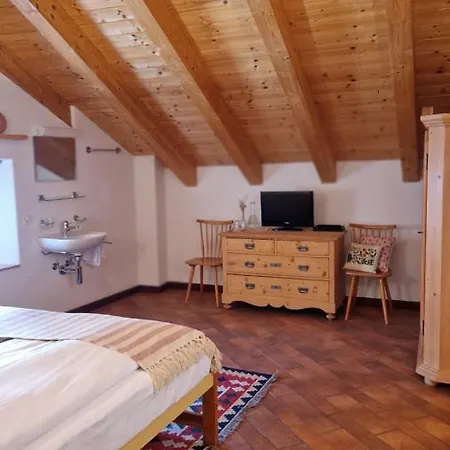 Weisses Kreuz - Crusch Alva B&B 자메단